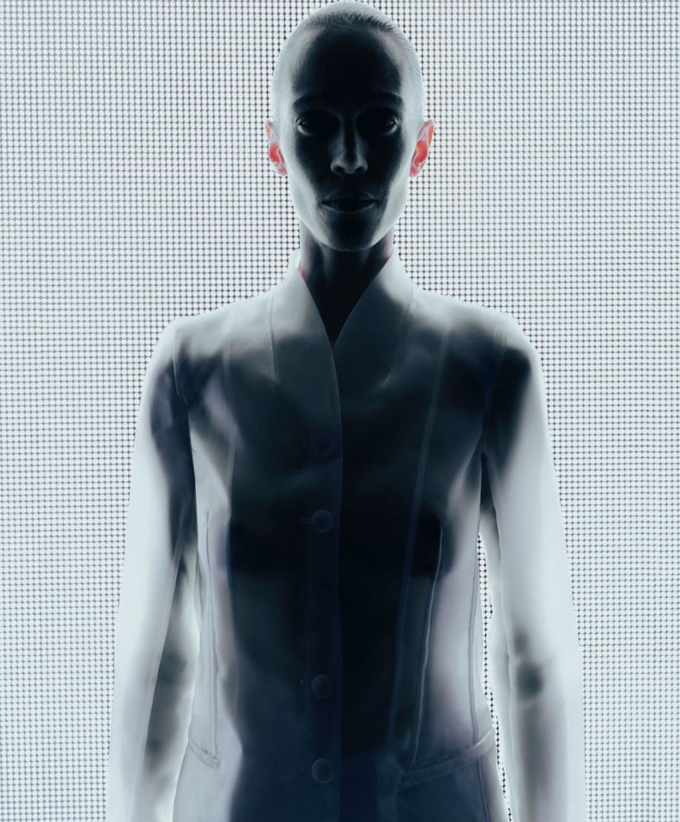 Futuristic abstract figure with fluid, light-responsive textures illustrating Material Luxury Intelligence and responsive materials for AW27/28 fashion trend forecasting.